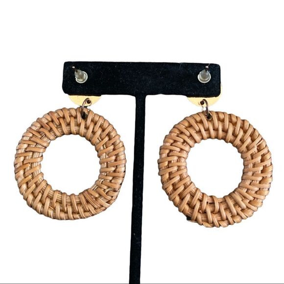 Rattan Wicker and Gold Tone Round Dangle Earring’s - Picture 2 of 3